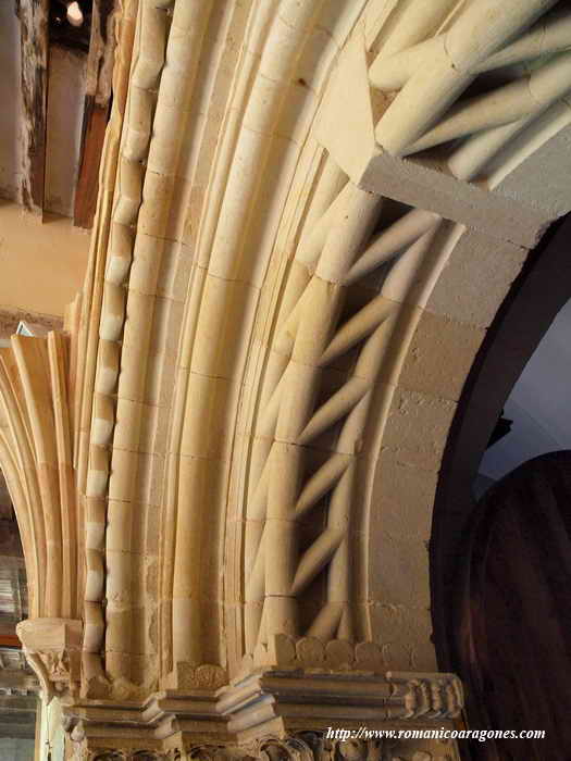 Portada de acceso al templo desde el claustro